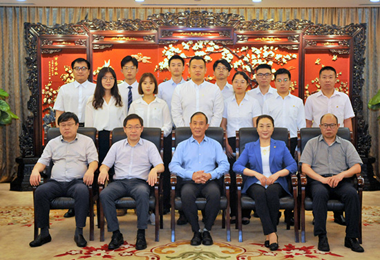 后浪勇于乘风破浪，，，，英才争入领军熔炉