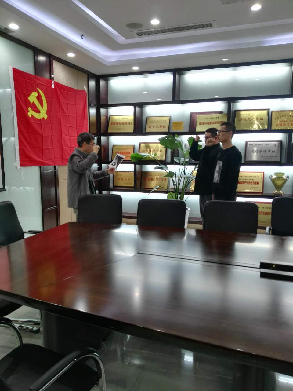 党旗，，，在心中飘扬 - 党工建设 - 完美体育,完美体育评估四川公司